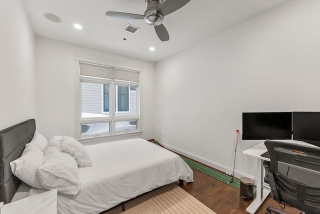 350 W 2nd St 2, Boston, MA 02127