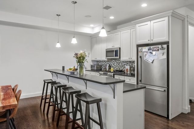 350 W 2nd St 2, Boston, MA 02127