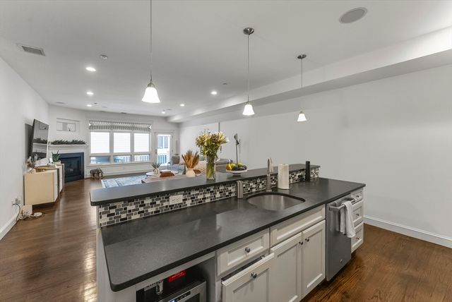 350 W 2nd St 2, Boston, MA 02127