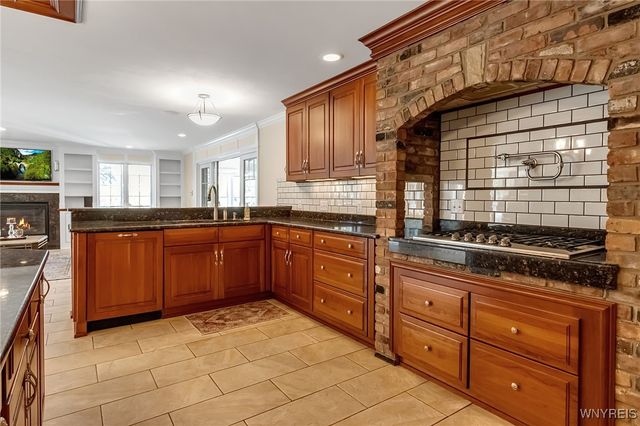 40 Waterford Park, Amherst, NY 14221