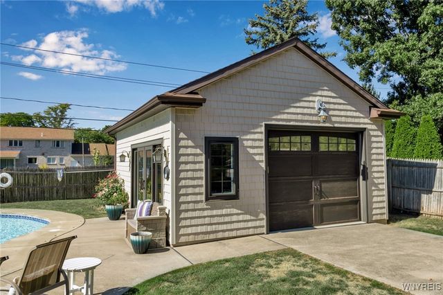 40 Waterford Park, Amherst, NY 14221