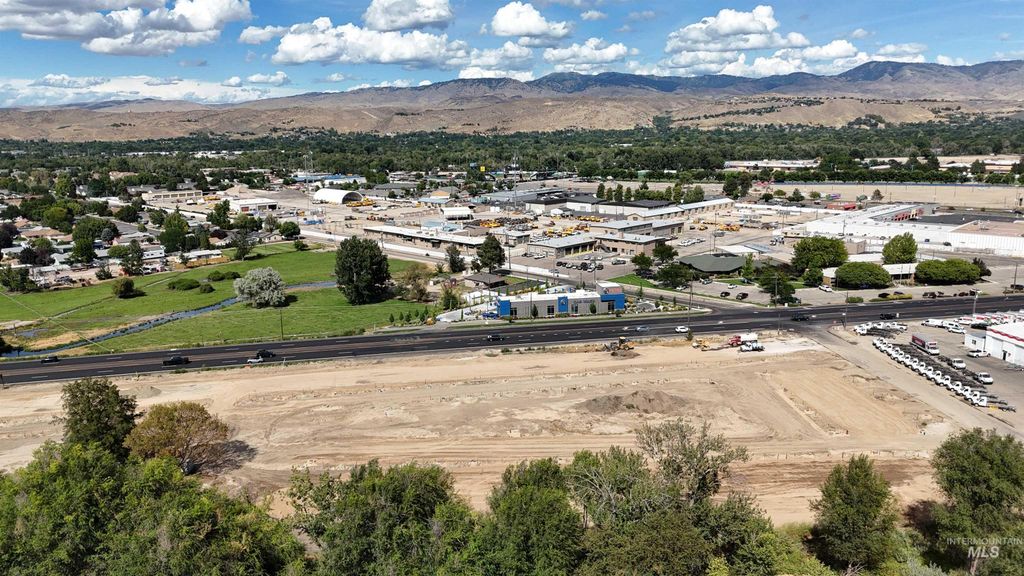 8323 W Mocha Ln, Garden City, ID 83714 photo 2