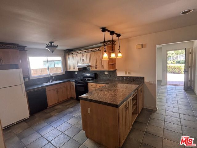 6667 Lederer Avenue, West Hills (los Angeles), CA 91307