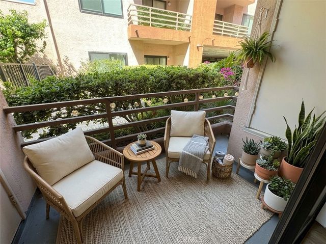6815 Remmet 109, Canoga Park, CA 91303