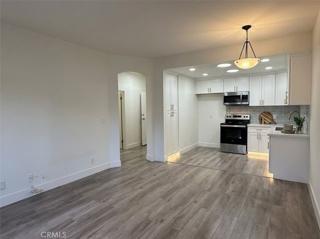 6815 Remmet 109, Canoga Park, CA 91303