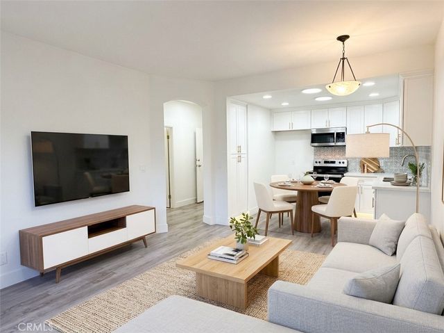 6815 Remmet 109, Canoga Park, CA 91303