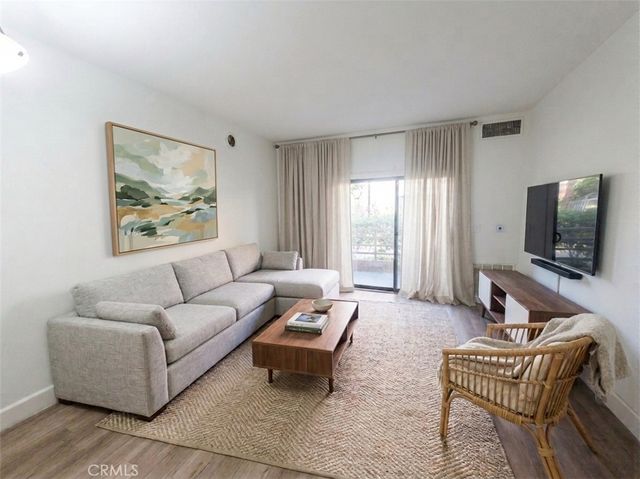 6815 Remmet 109, Canoga Park, CA 91303