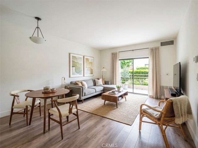 6815 Remmet 109, Canoga Park, CA 91303