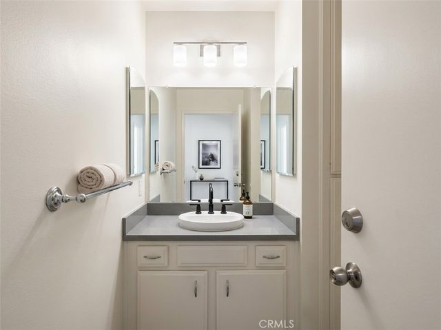 6815 Remmet 109, Canoga Park, CA 91303