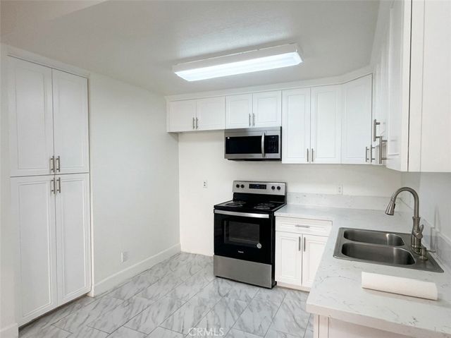 6815 Remmet 109, Canoga Park, CA 91303