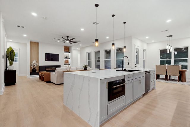 1011 Meadow Wood Terrace, Azle, TX 76020