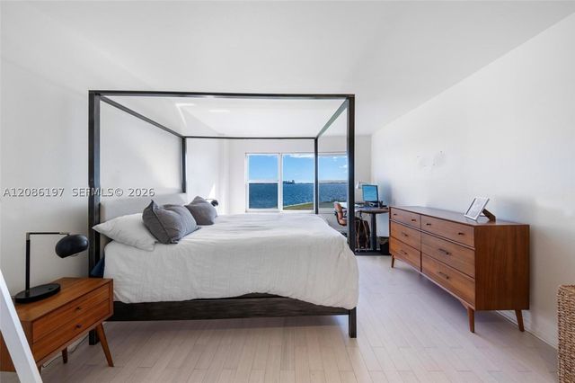 11111 Biscayne 2D, Miami, FL 33181
