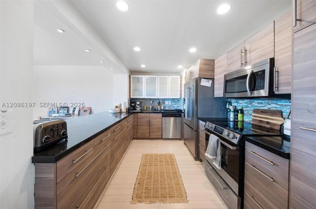 11111 Biscayne 2D, Miami, FL 33181