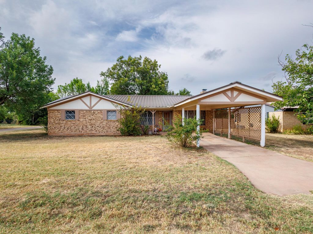 Image 1 of property listing at 1201 N 10th Street, Winters, TX 79567