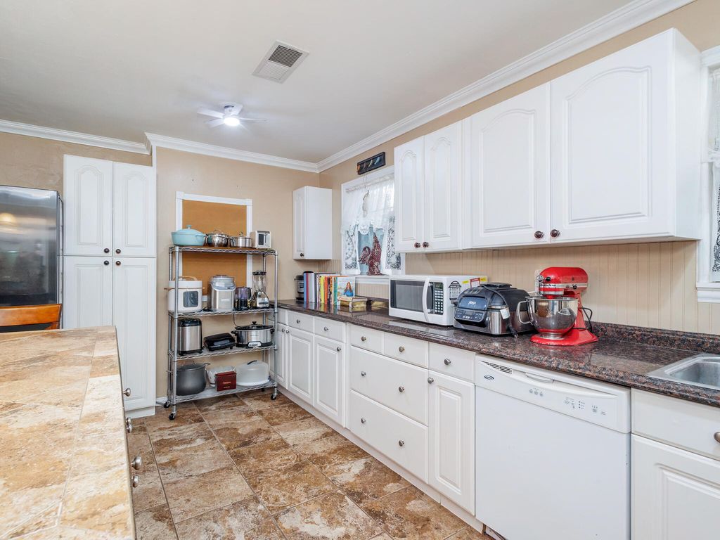 Image 14 of property listing at 1201 N 10th Street, Winters, TX 79567