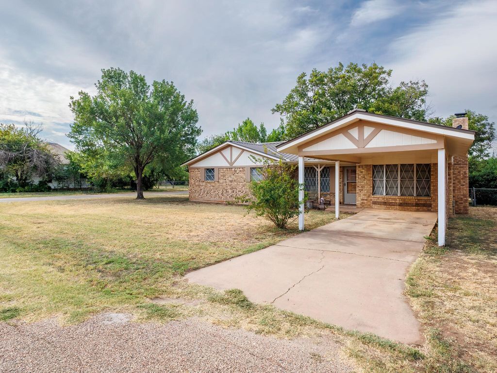 Image 2 of property listing at 1201 N 10th Street, Winters, TX 79567