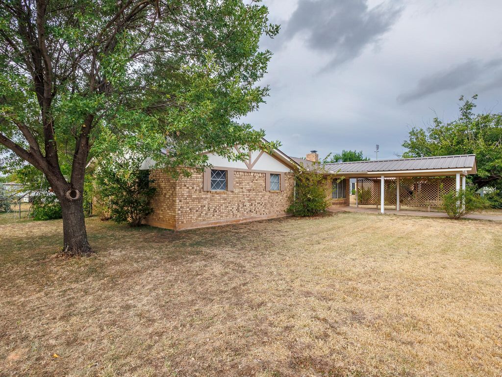 Image 3 of property listing at 1201 N 10th Street, Winters, TX 79567