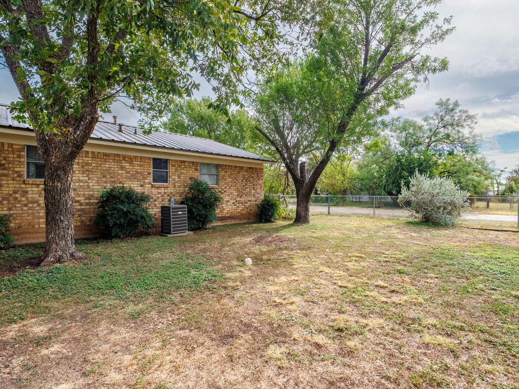 Image 31 of property listing at 1201 N 10th Street, Winters, TX 79567