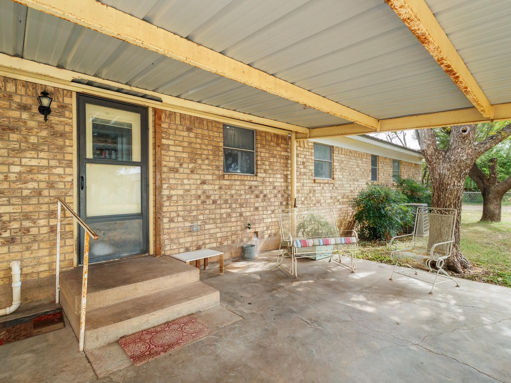 Image 34 of property listing at 1201 N 10th Street, Winters, TX 79567