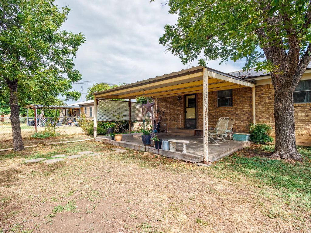 Image 35 of property listing at 1201 N 10th Street, Winters, TX 79567