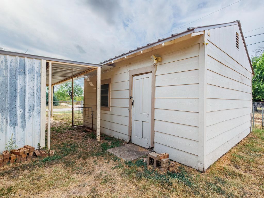 Image 37 of property listing at 1201 N 10th Street, Winters, TX 79567