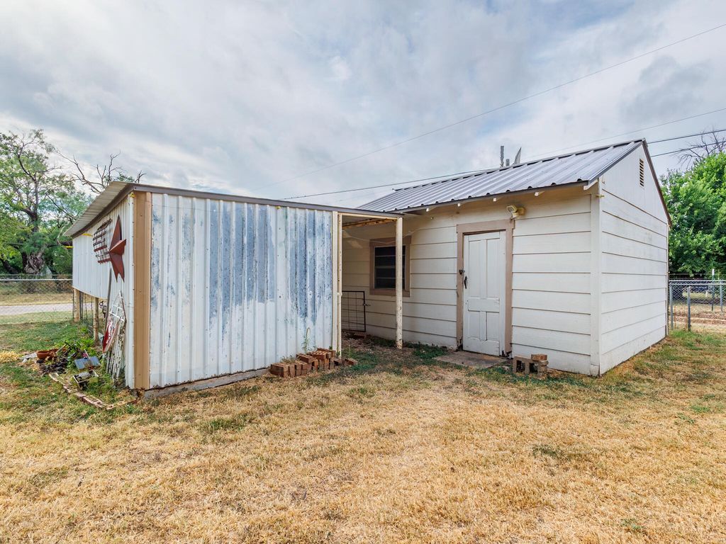Image 38 of property listing at 1201 N 10th Street, Winters, TX 79567