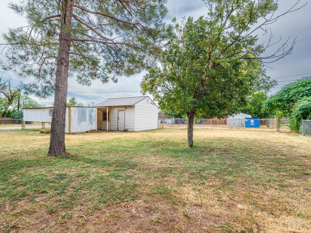 Image 40 of property listing at 1201 N 10th Street, Winters, TX 79567
