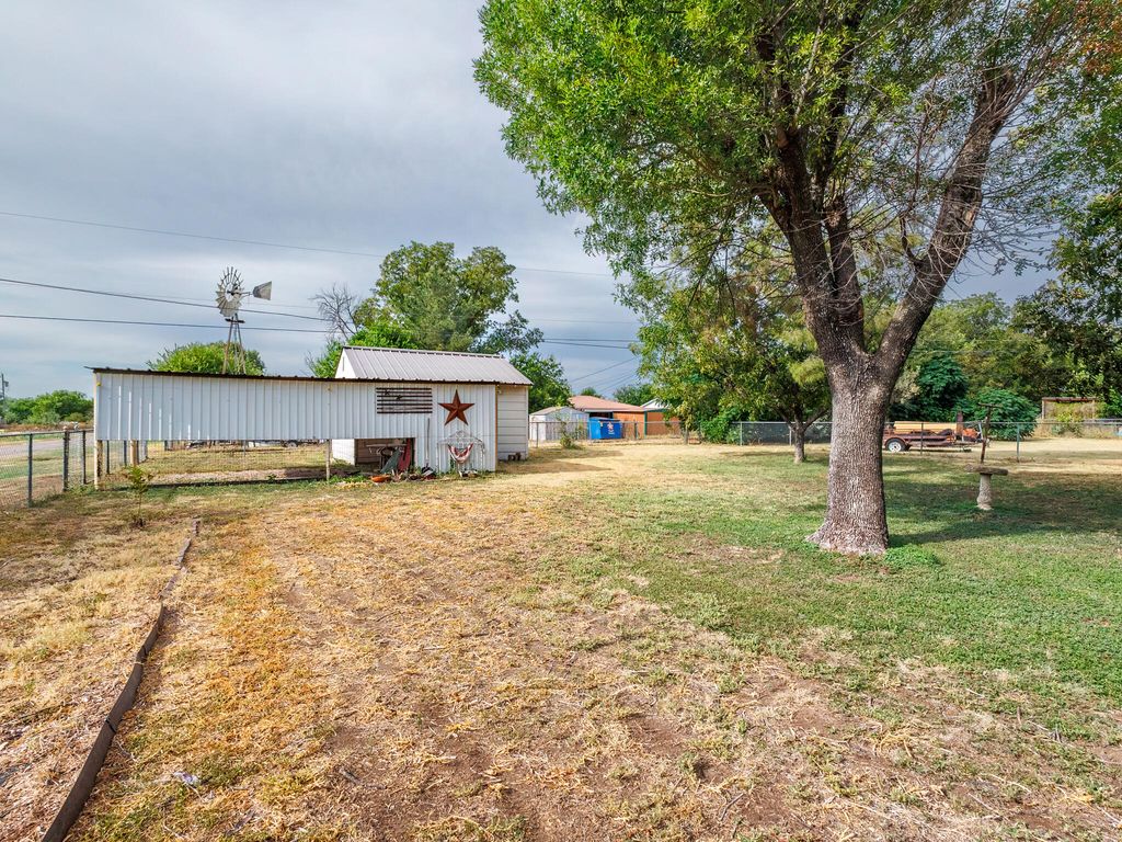 Image 41 of property listing at 1201 N 10th Street, Winters, TX 79567