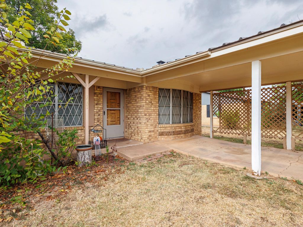 Image 5 of property listing at 1201 N 10th Street, Winters, TX 79567
