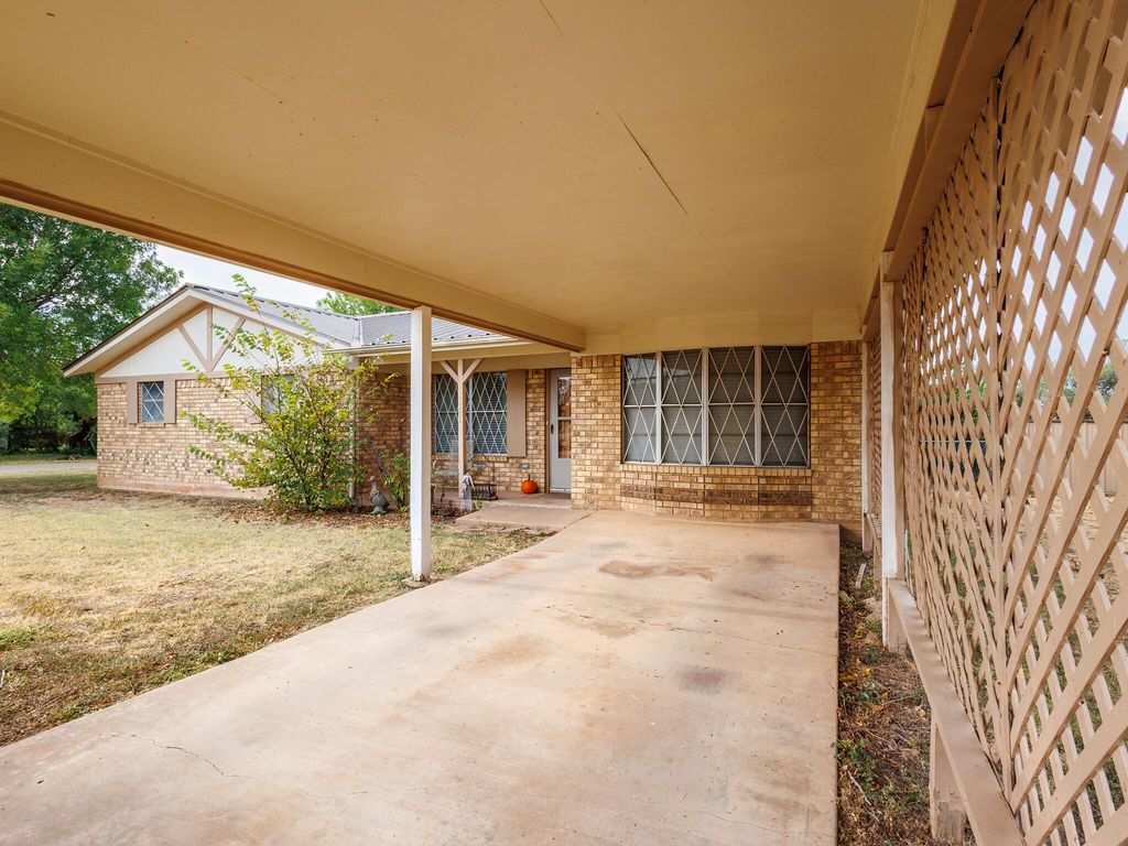 Image 6 of property listing at 1201 N 10th Street, Winters, TX 79567