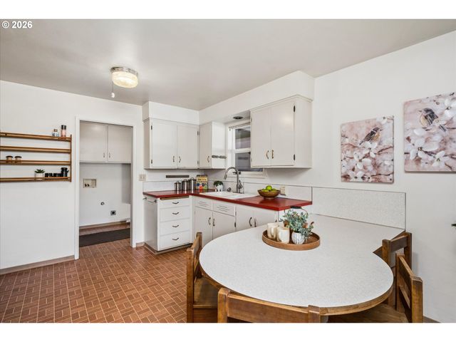 2536 Wood Ave, Eugene, OR 97402