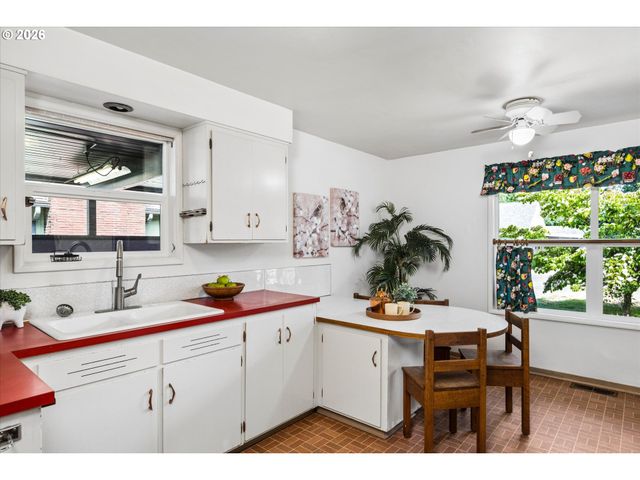 2536 Wood Ave, Eugene, OR 97402