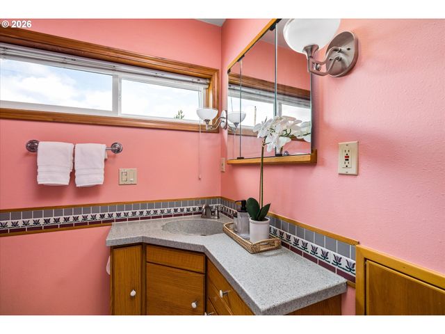 2536 Wood Ave, Eugene, OR 97402