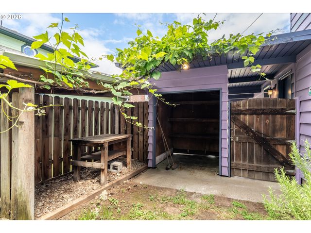 2536 Wood Ave, Eugene, OR 97402