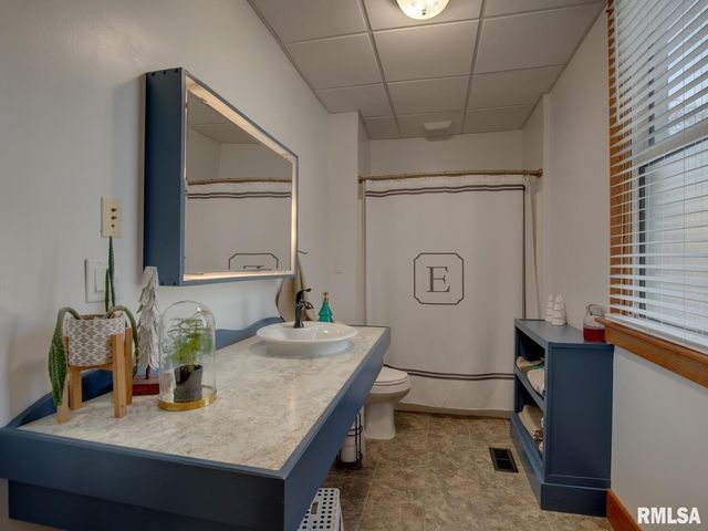 1235 N 8TH Street, Quincy, IL 62301