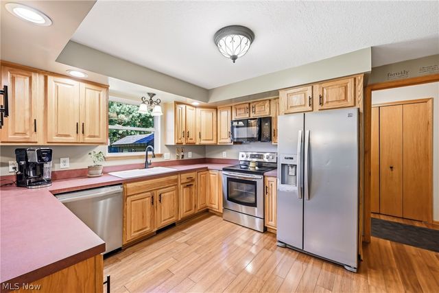 100 Laura Lane, Cortland, OH 44410