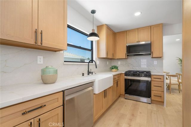 17200 Lanark Street, Lake Balboa, CA 91406
