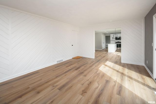 5306 16th Ave Avenue, Moline, IL 61265