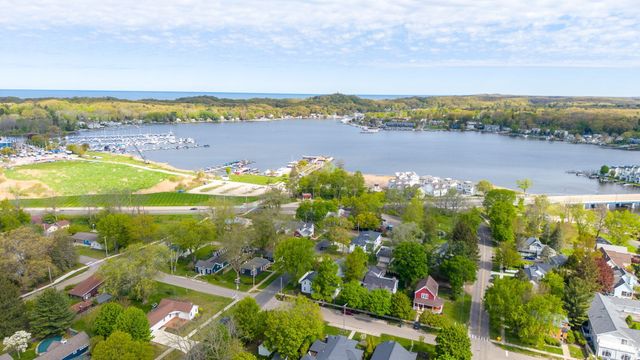 118 S Spring Street, Douglas Vllg, MI 49406