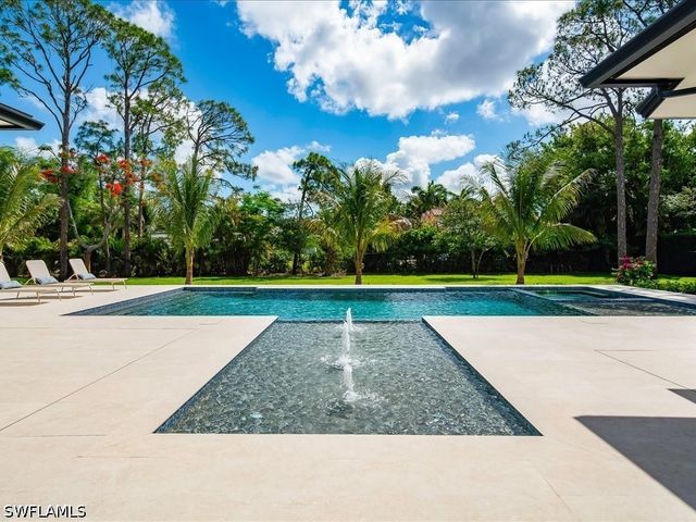 500 Ridge DR, Naples, FL 34108