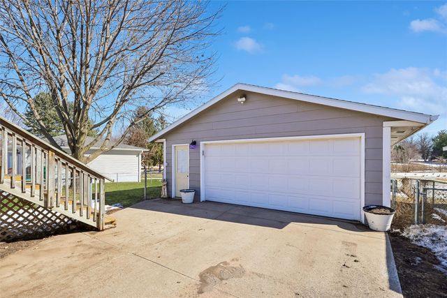 311 10th Avenue NW, Altoona, IA 50009