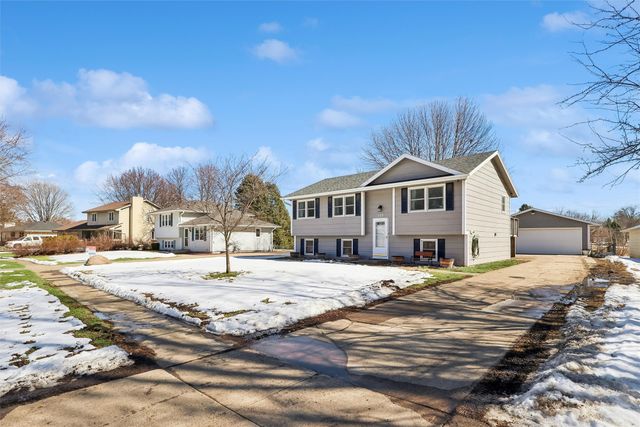311 10th Avenue NW, Altoona, IA 50009