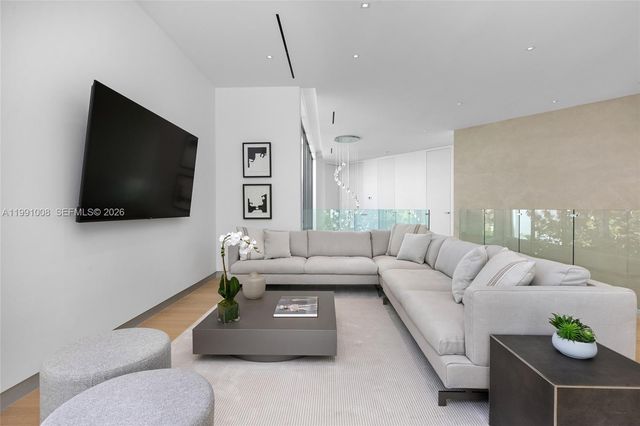 503 Palm Dr, Hallandale Beach, FL 33009