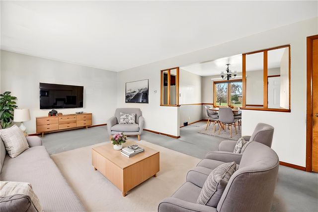 105 Clearview Dr, Economy, PA 15005