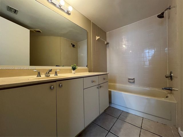 212 Lake Pointe Dr 209, Oakland Park, FL 33309