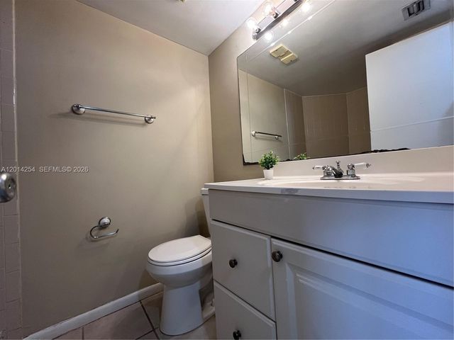 212 Lake Pointe Dr 209, Oakland Park, FL 33309