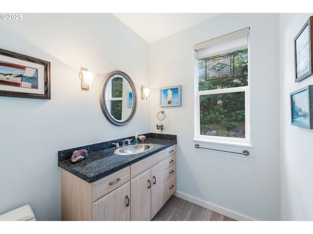 53 SHORELINE Dr, Florence, OR 97439