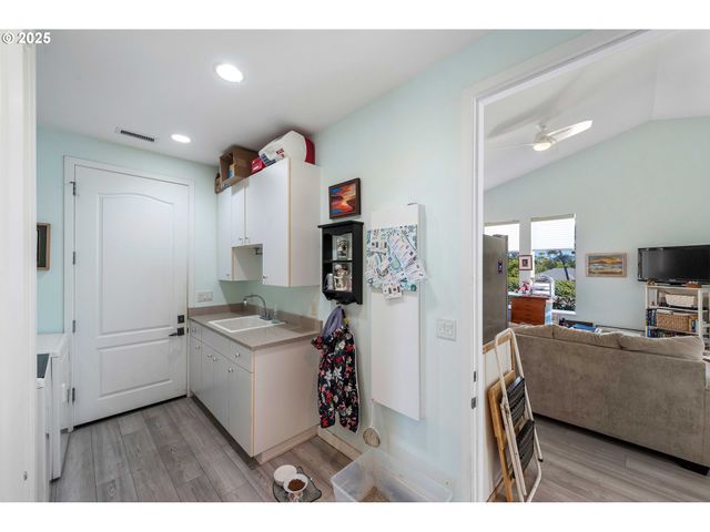 53 SHORELINE Dr, Florence, OR 97439