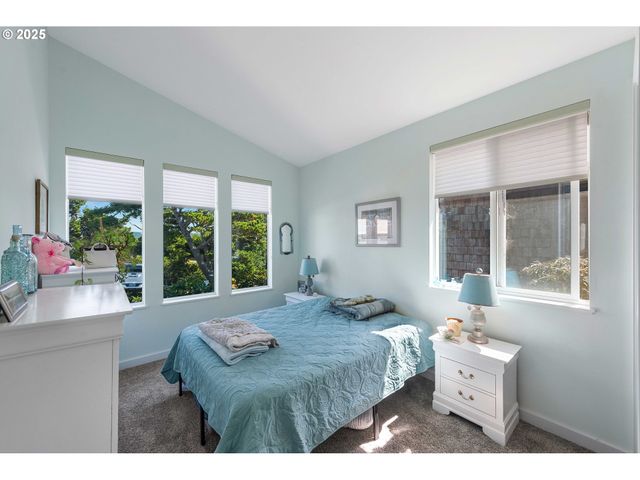 53 SHORELINE Dr, Florence, OR 97439