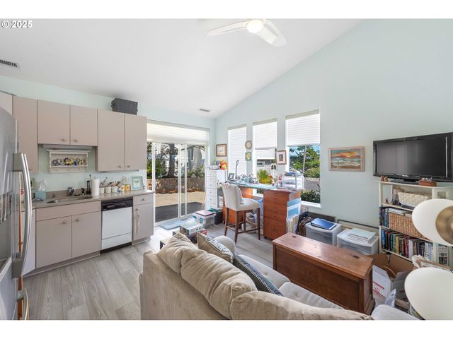 53 SHORELINE Dr, Florence, OR 97439